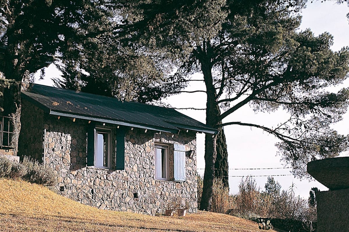 Refugio de invierno y remanso en verano, esta casa fue construida por una familia porteña que encontró en La Cumbre un destino inmejorable.