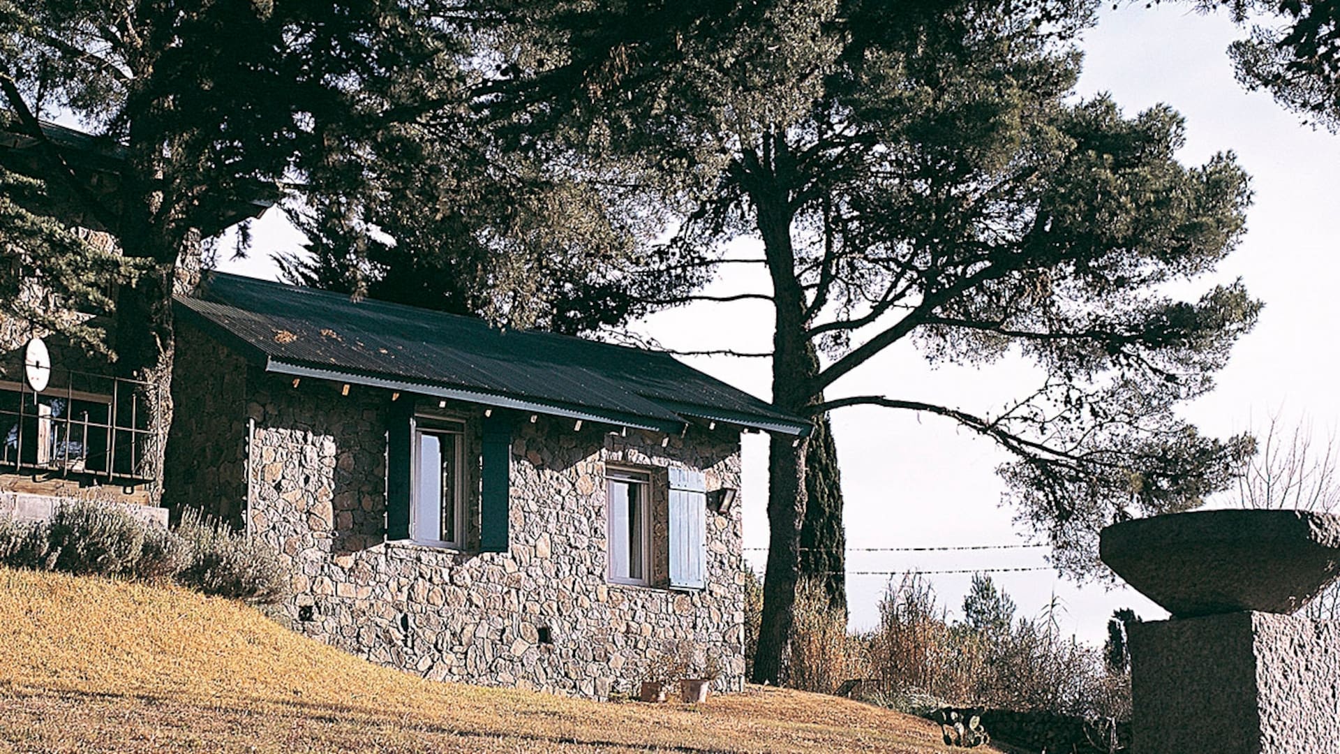 Refugio de invierno y remanso en verano, esta casa fue construida por una familia porteña que encontró en La Cumbre un destino inmejorable.