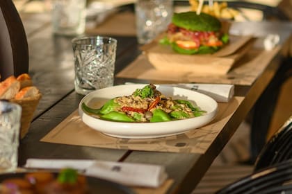 Entre los platos que recomiendan consumir en Zur, se encuentran el pulpo grillado, el chicharrón de pescado, la ensalada de ceviche y el tataki de lomo