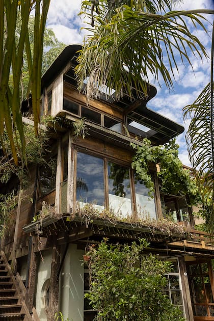 Entre los propietarios de la casa hicieron los pisos superiores donde tienen sus espacios de uso privado. De la planta baja existente recuperaron todo lo posible para adaptarla al uso común.