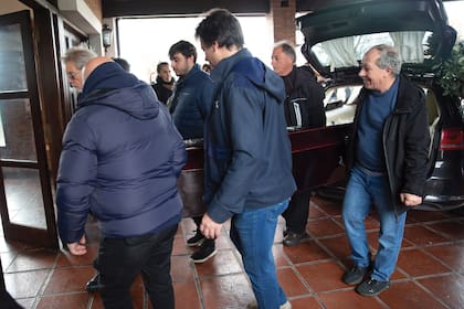 Entre los que ayudaron a ingresar el féretro al oratorio del Cementerio de Boulogne estuvieron el actor Germán Kraus, su nieto Gonzalo –hijo de María Marta–, su amigo Natalio “Lito” Greco y Juan Martín, el hijo del medio de Alberto