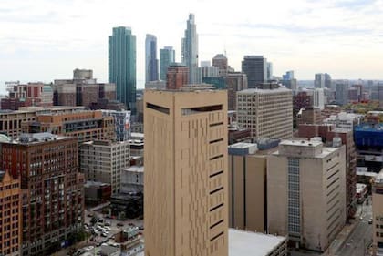 Entre los rascacielos del centro de Chicago está el Centro Correccional Metropolitano.