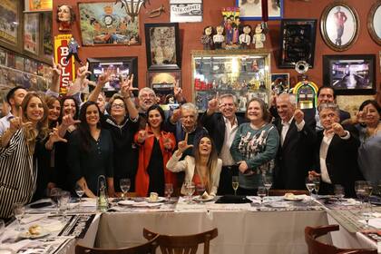 Los integrantes del Grupo de Puebla compartieron una cena de bienvenida en el Café Las Palabras