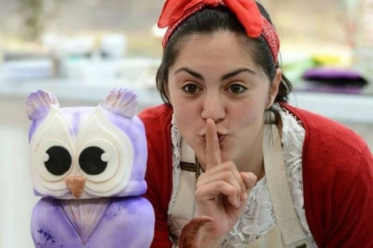 Entre los requisitos para ingresar a Bake Off, se encuentra el de no haber trabajado nunca como repostera o patelera profesional, algo que el pasado de Samanta pone en duda ahora