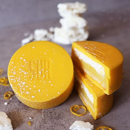 Entre los sabores inusuales se encuentra el alfajor “Lemon Pie”, relleno con merengue y ganache de limón, cuya acidez balancea la cremosidad del chocolate blanco que lo rodea