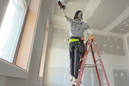 Entre los trabajos más comunes se incluyen arreglos de cocina y baño, pintura y reparaciones simples