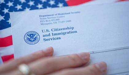 Entre los trámites que el Uscis no acepta se incluyen aquellos de personas que se encuentran dentro de Estados Unidos y desean salir temporalmente