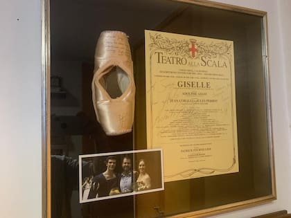 Entre los trofeos que González Granic exhibe en su casa como tesoros de colección está este cuadro con el afiche de Marianela Núñez y Roberto Bolle de gira con el Ballet de la Scala de Milán, un par de puntas dedicadas y una foto de los tres