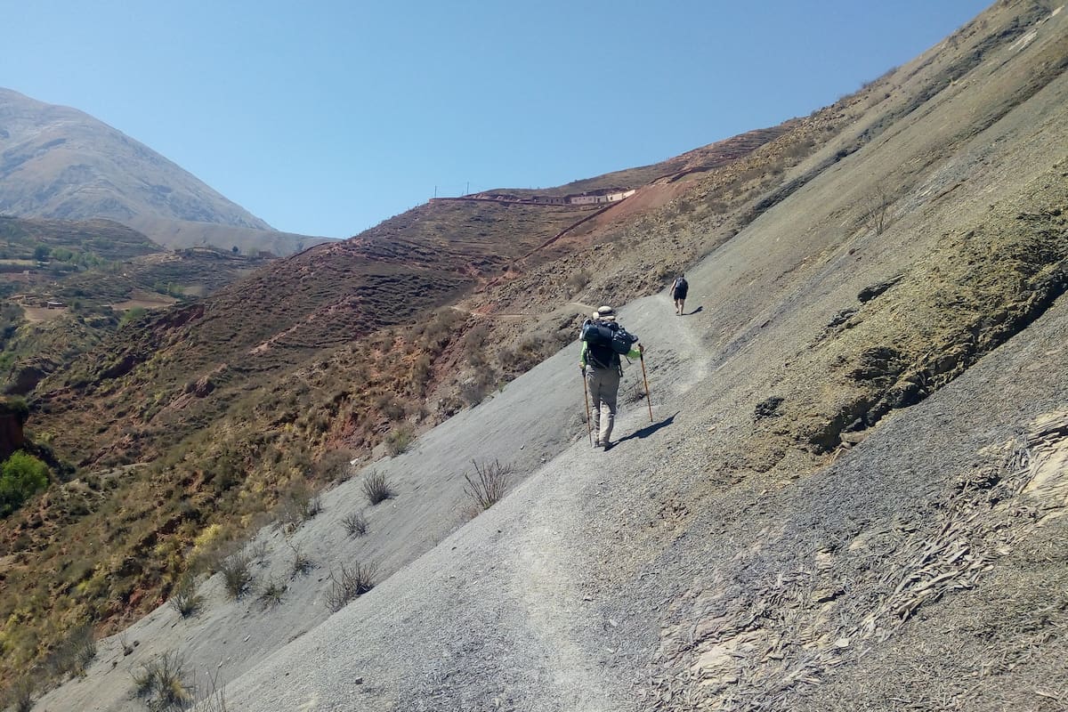 Entre montañas de colores y ríos, cuatro días a pie por una ruta histórica para unir estos pequeños pueblos