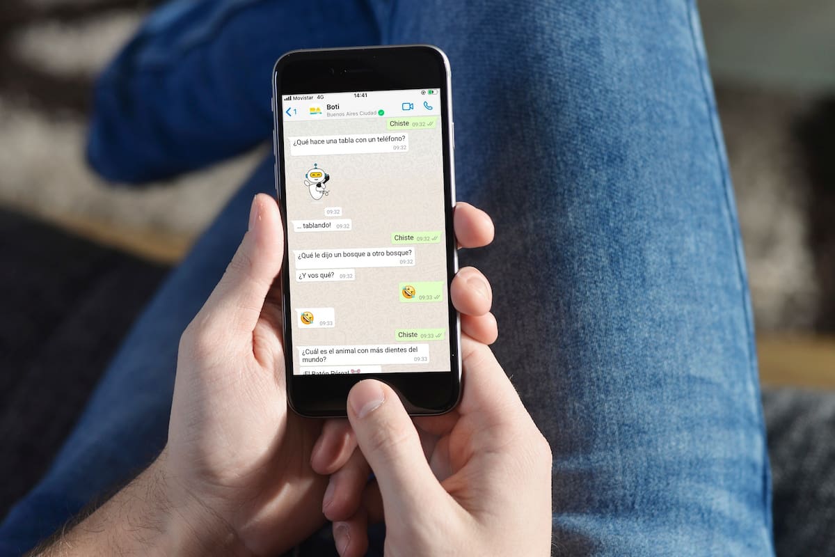Entre muchas de las gestiones que realiza Boti está la función de chistes y la capacidad de responder de forma automática con emojis