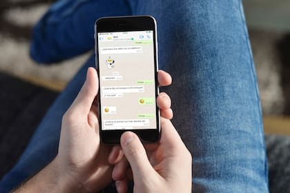 Entre muchas de las gestiones que realiza Boti está la función de chistes y la capacidad de responder de forma automática con emojis