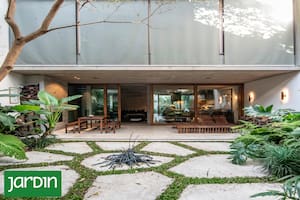 Entre muros neutros y vegetación envolvente, este jardín en Palermo crea un microclima íntimo que protege del ritmo urbano
