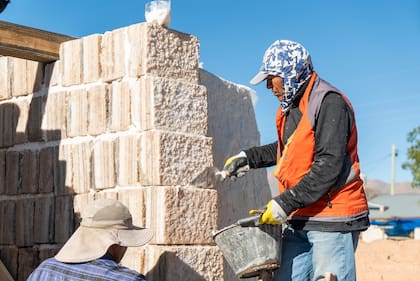 Entre noviembre de 2023 y febrero de este año, se perdieron 75.238 puestos de trabajo registrado en la construcción, un 16% menos.