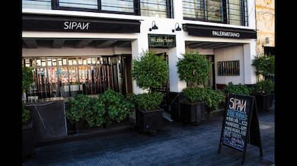Entre otras delicias, la carta estival de Sipan incluye tartares, rolls, ceviches y tiraditos