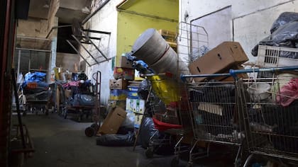 Entre otros elementos, se hallaron carritos para montar puestos callejeros