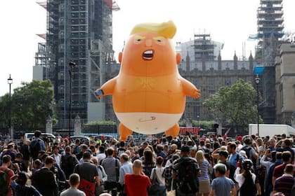 Entre otros países, el enorme globo "Bebé Trump" fue inflado junto al Parlamento británico