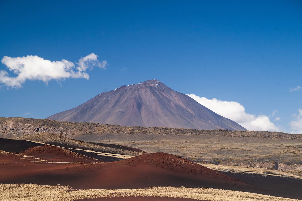 Entre planicies de diferentes tonalidades, el imponente volcán El Llano