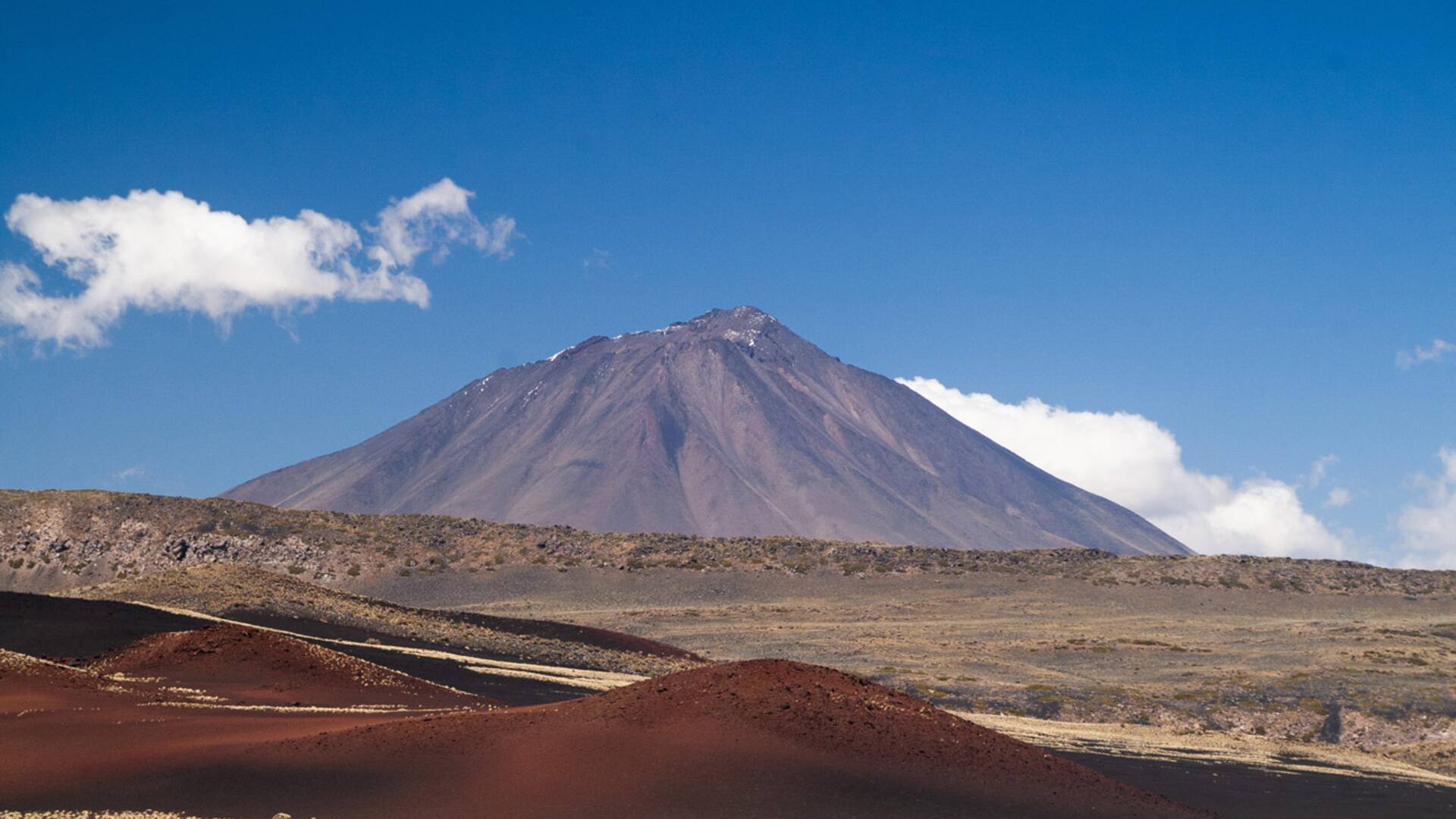 Entre planicies de diferentes tonalidades, el imponente volcán El Llano