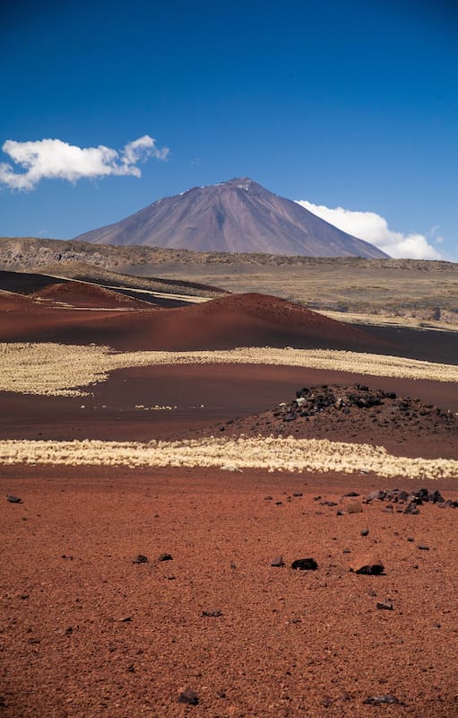 Entre planicies de diferentes tonalidades, el imponente volcán El Llano