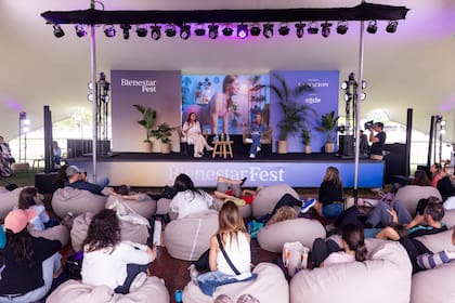 Entre pufs y en un ámbito relajado, el público siguió con atención una charla que puso en palabras lo que muchos sienten: cómo cuidar el bienestar también dentro del trabajo.