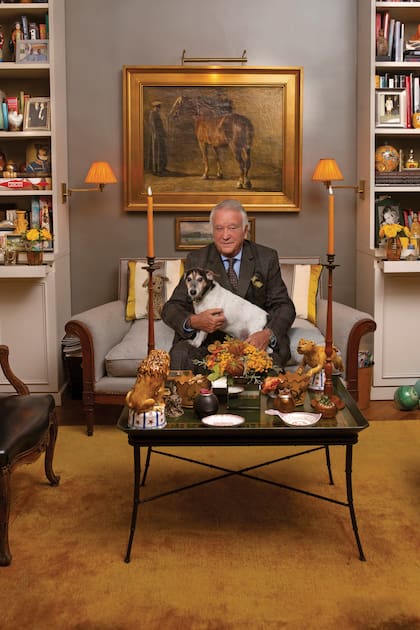 Entre recuerdos, libros y objetos que cuentan su historia, Devorik posa con Pedro, su Jack Russel terrier de 13 años