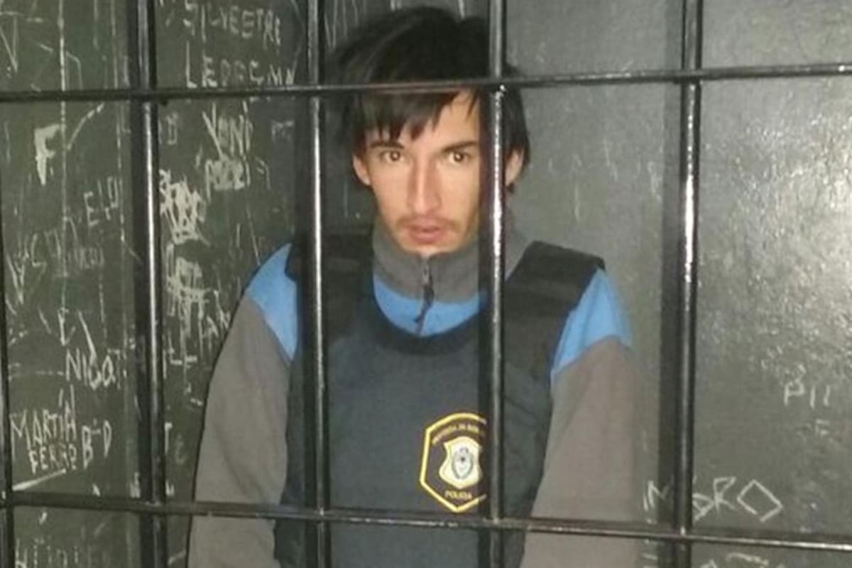 Entre rejas. Jonathan Luna, minutos antes de ser trasladado ante el fiscal Rodolfo De Lucía, de Bahía Blanca