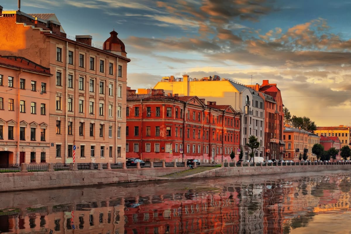 Entre reliquias de los zares, íconos de la Revolución y heridas de la Segunda Guerra, la Venecia del norte es candidata firme a quedarse con la copa... para la ciudad más linda