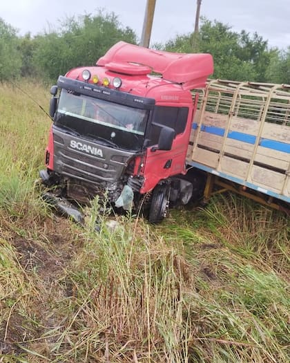 Entre Ríos: Tres hombres murieron en un impresionante choque entre un camión y un auto en la Ruta 12