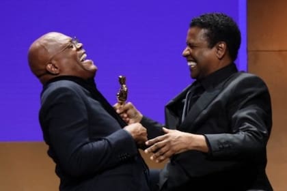Entre risas y lágrimas, Samuel Jackson recibió un premio honorífico en manos de Denzel Washington
