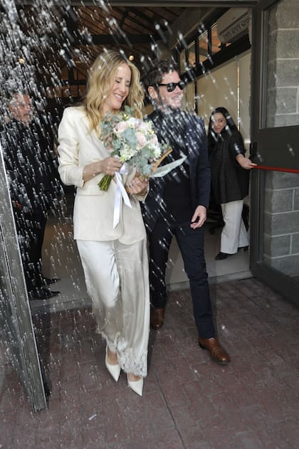 Entre sonrisas y una lluvia de arroz, los recién casados salieron del registro acompañados por sus seres queridos. La pareja había avisado a muchos de los invitados con muy poca anticipación para mantener la celebración en un clima íntimo