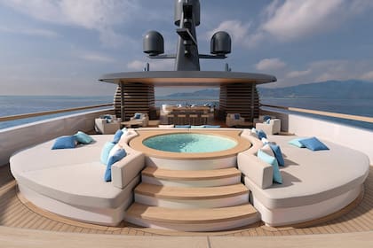 Entre sus amenities incluye un jacuzzi circular, ubicado en la proa del tercer.