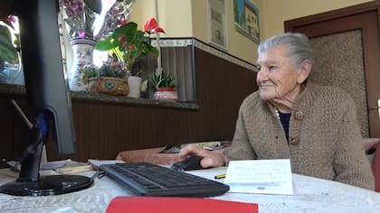 Entre sus pasatiempos, Anna Possi analiza el estado de la bolsa de comercio de Milán