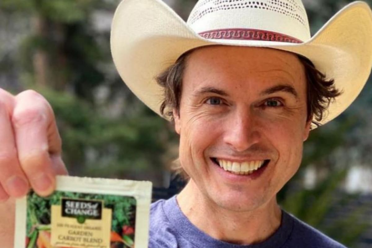 Entre sus pasiones también está la música y a menudo se le ve tocando guitarra