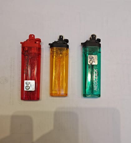 Entre sus pertenencias tenía tres encendedores