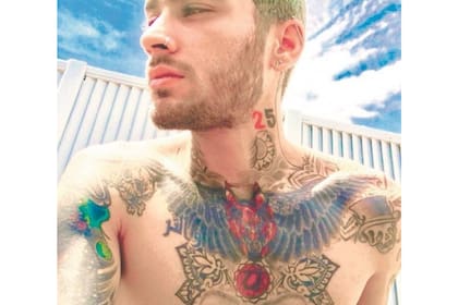 Entre sus primeros tatuajes está el nombre de su abuelo escrito en árabe cerca de la clavícula derecha