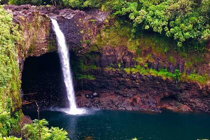 Entre sus principales atractivos aparecen Liliuokalani Gardens, Rainbow Falls, Hilo Farmers Market y el Panaewa Rainforest Zoo