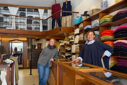 Entre sweaters, lanas y abrigos cuidadosamente seleccionados, la compra se transforma en una experiencia tan agradable como el hallazgo mismo