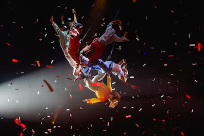 Entre tantas comedias musicales Fuerza Bruta vuelve a pisar fuerte en el público