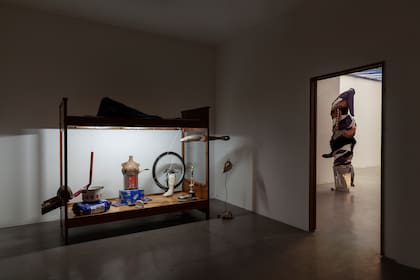 Entre una sala y otra hay, los muebles adquieren ropajes y los objetos pierden su utilidad reconocible