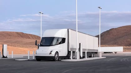 Entre varias fotos filtradas, se capturó a un Tesla Semi haciendo una recarga en una estación de Nevada.