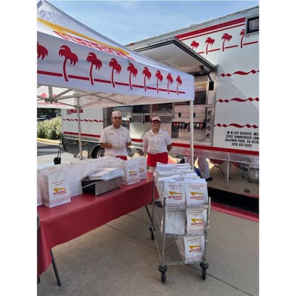 Entrega de alimentos gratuitos en Texas (Facebook catholiccharitiesdallas)