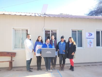 Entrega de equipos en escuelas de Salta.