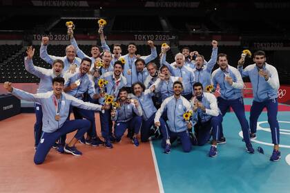 La selección argentina de vóleibol, tras la ceremonia de premiación en Tokio 2020