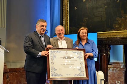 Entrega de la mención de honor "Juan Bautista Alberdi" al periodista José Ignacio López