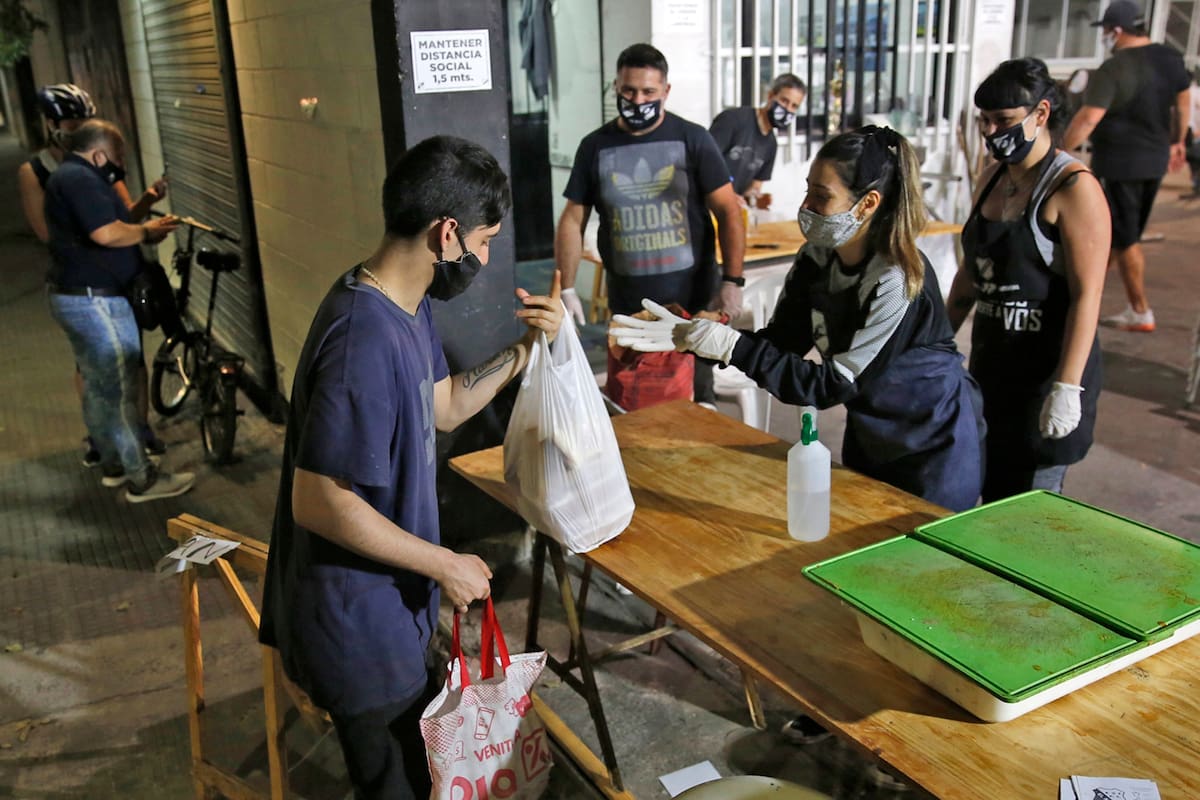 Entrega de viandas para los vecinos en club All Boy