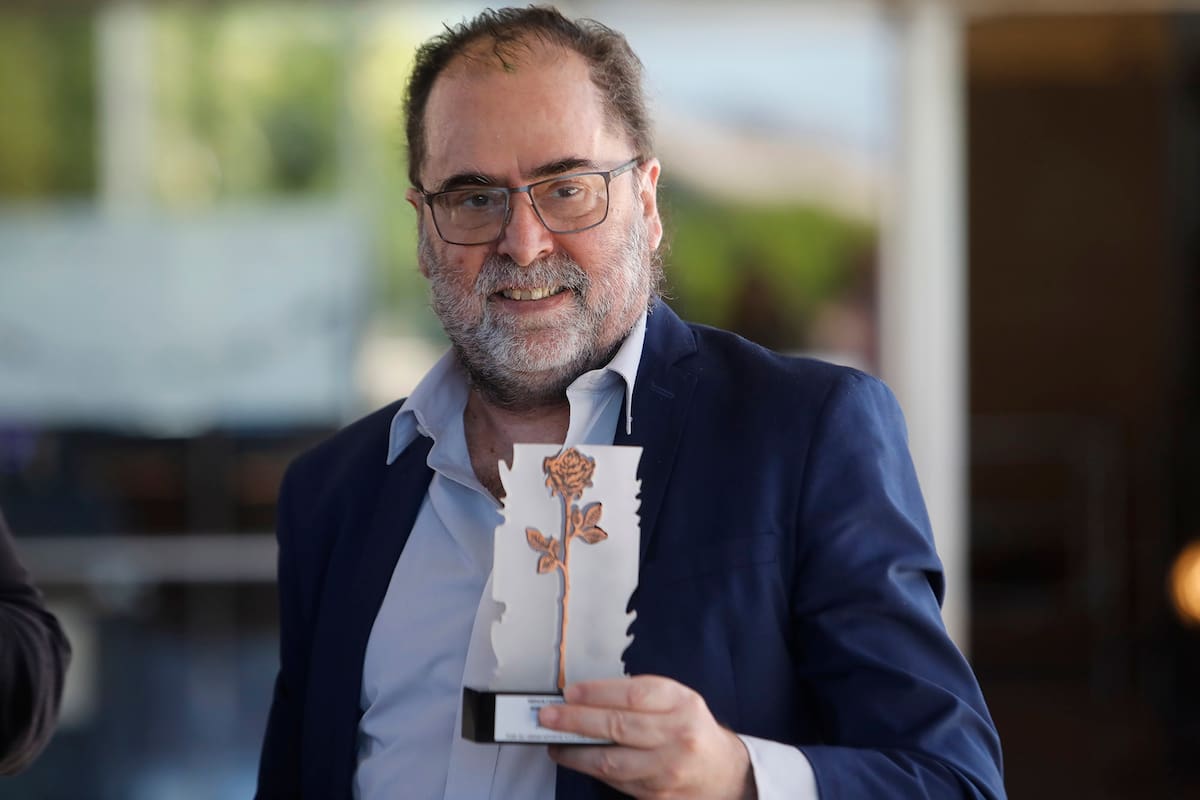 Entrega del premio Rosa de Cobre a Jorge Coscia, en la biblioteca nacional. Entregado por el Ministro de Cultura Tristan Bauer, en el medio, Guillermo Dabid