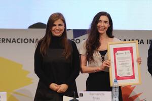 Entrega del Premio Sor Juana Inés de la Cruz a Fernanda Trías por su novela “El monte de las furias”