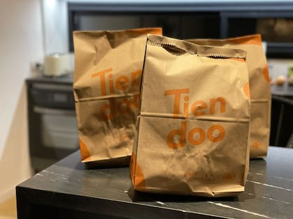 Entregan en bolsas compostables, en contenedores que se devuelven.