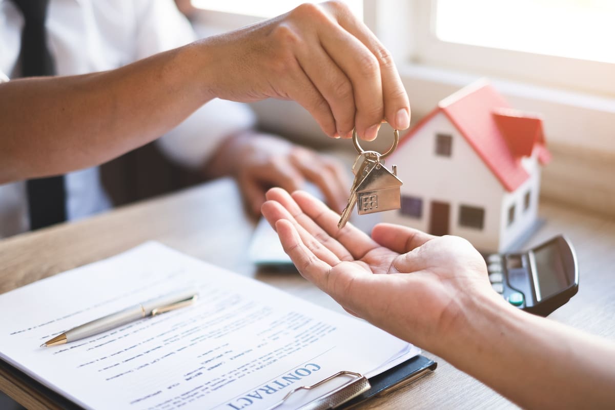 Entregar el inmueble a una inmobiliaria puede simplificarle la vida al propietario, pero también representa un gasto adicional