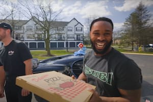 Entregó tres superdeportivos para hacer delivery de pizzas y sorprendió a los clientes con un gesto impensado